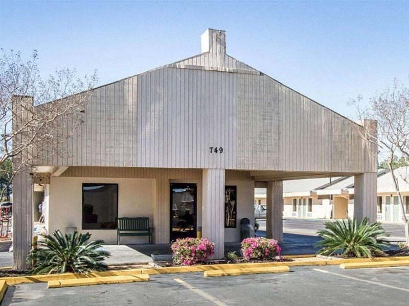 Rodeway Inn & Suites Brookhaven Exterior photo