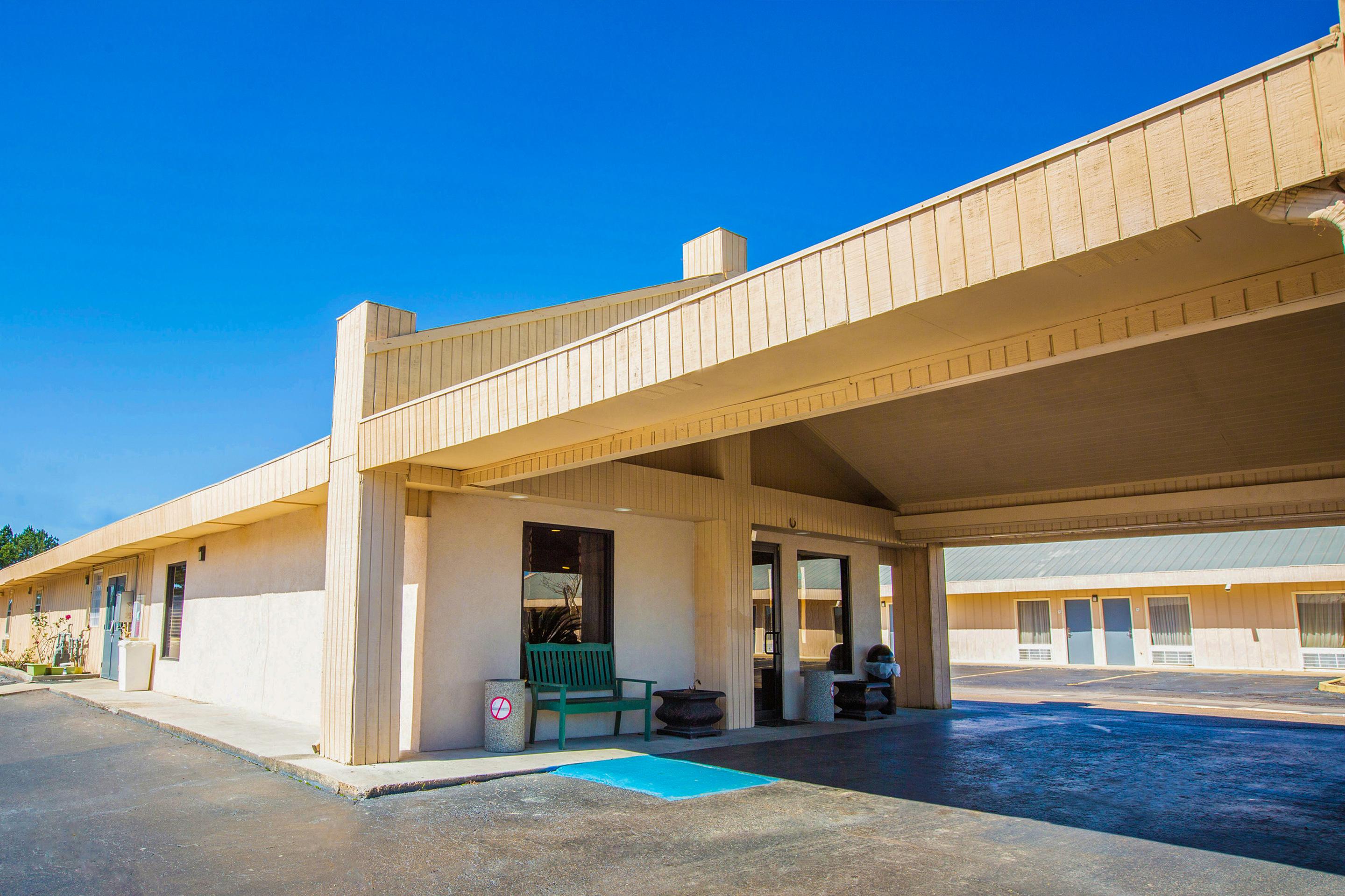 Rodeway Inn & Suites Brookhaven Exterior photo