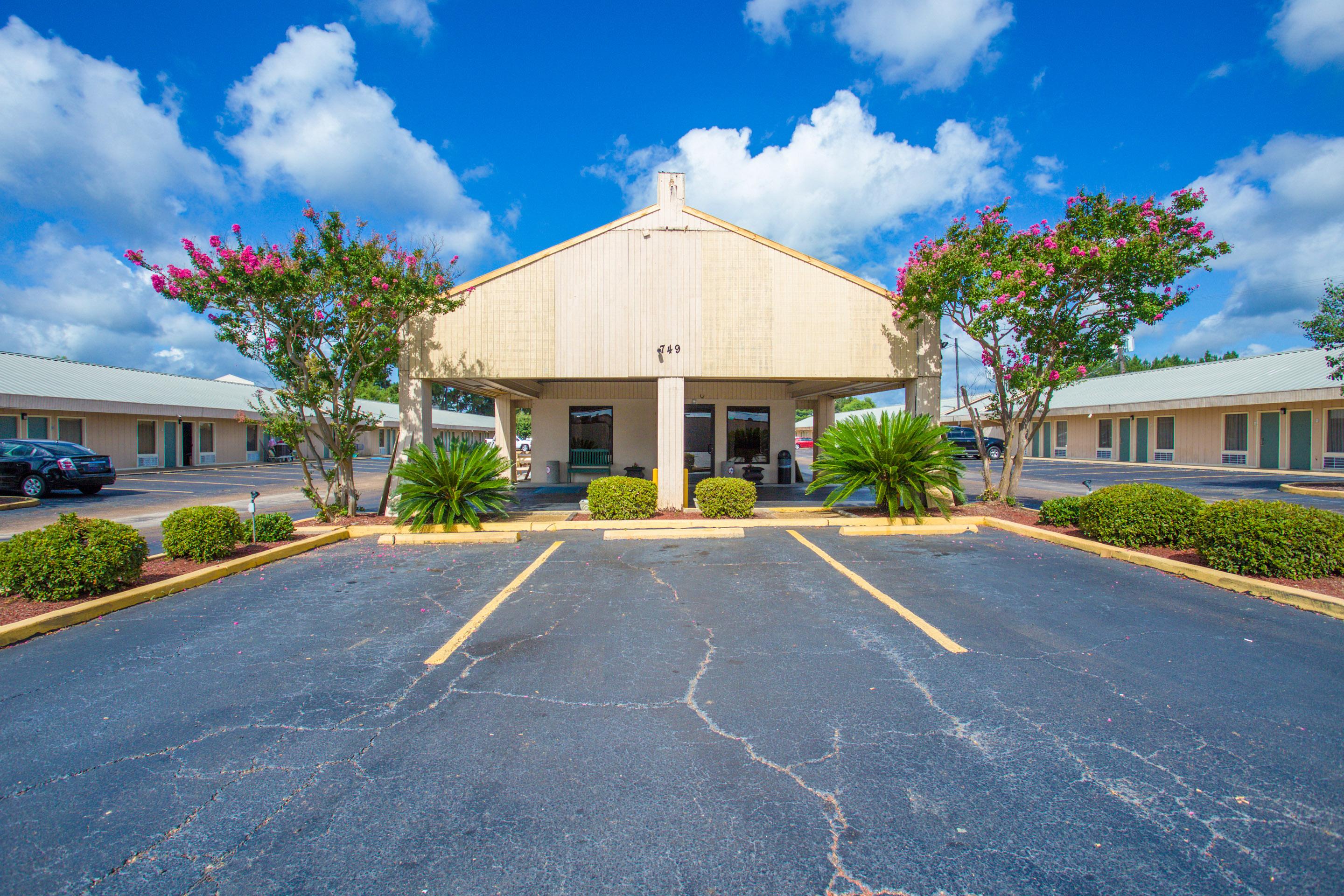 Rodeway Inn & Suites Brookhaven Exterior photo