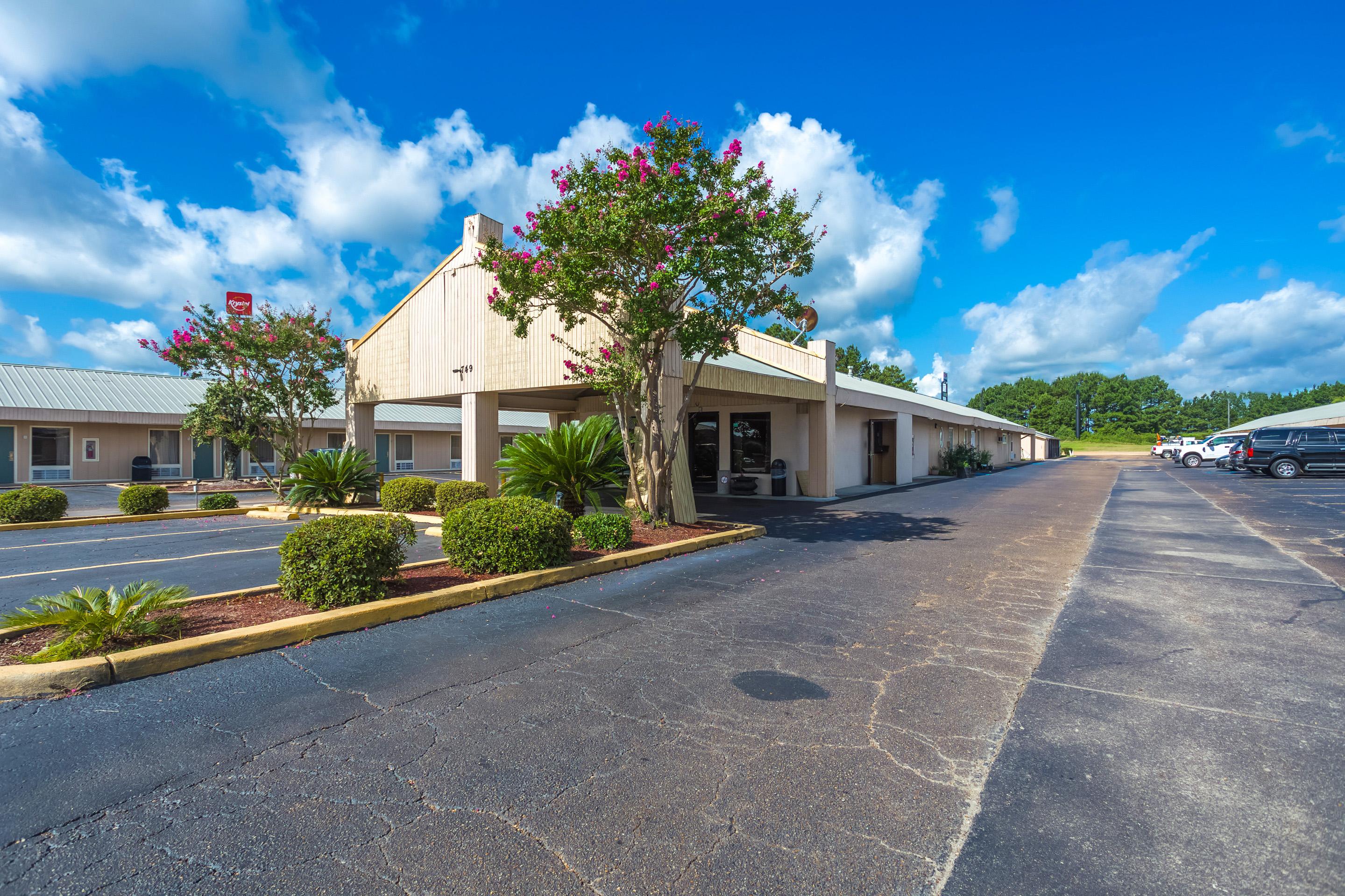 Rodeway Inn & Suites Brookhaven Exterior photo