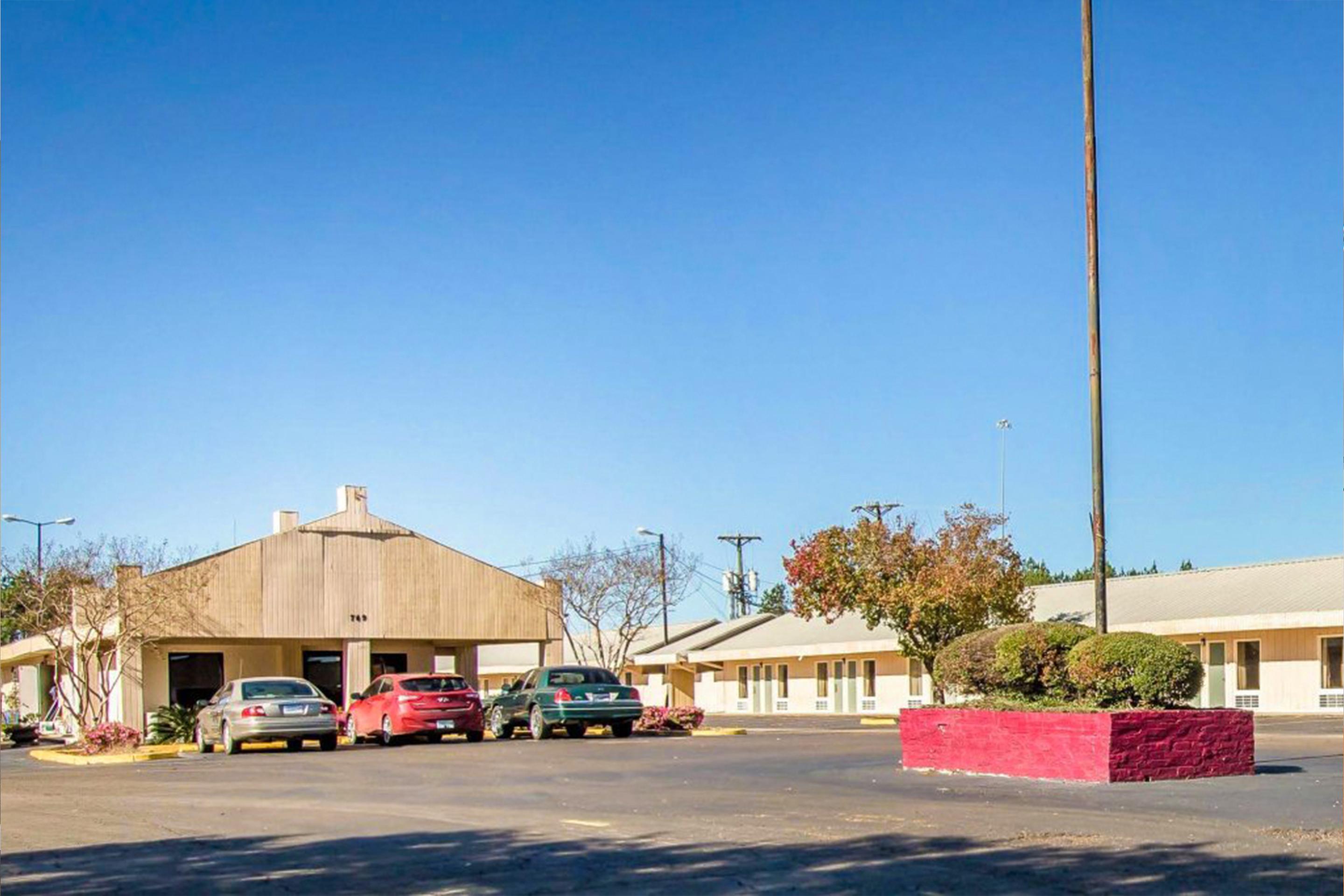 Rodeway Inn & Suites Brookhaven Exterior photo