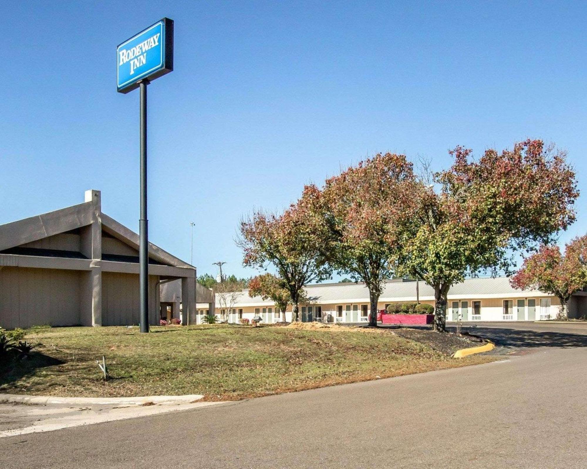 Rodeway Inn & Suites Brookhaven Exterior photo