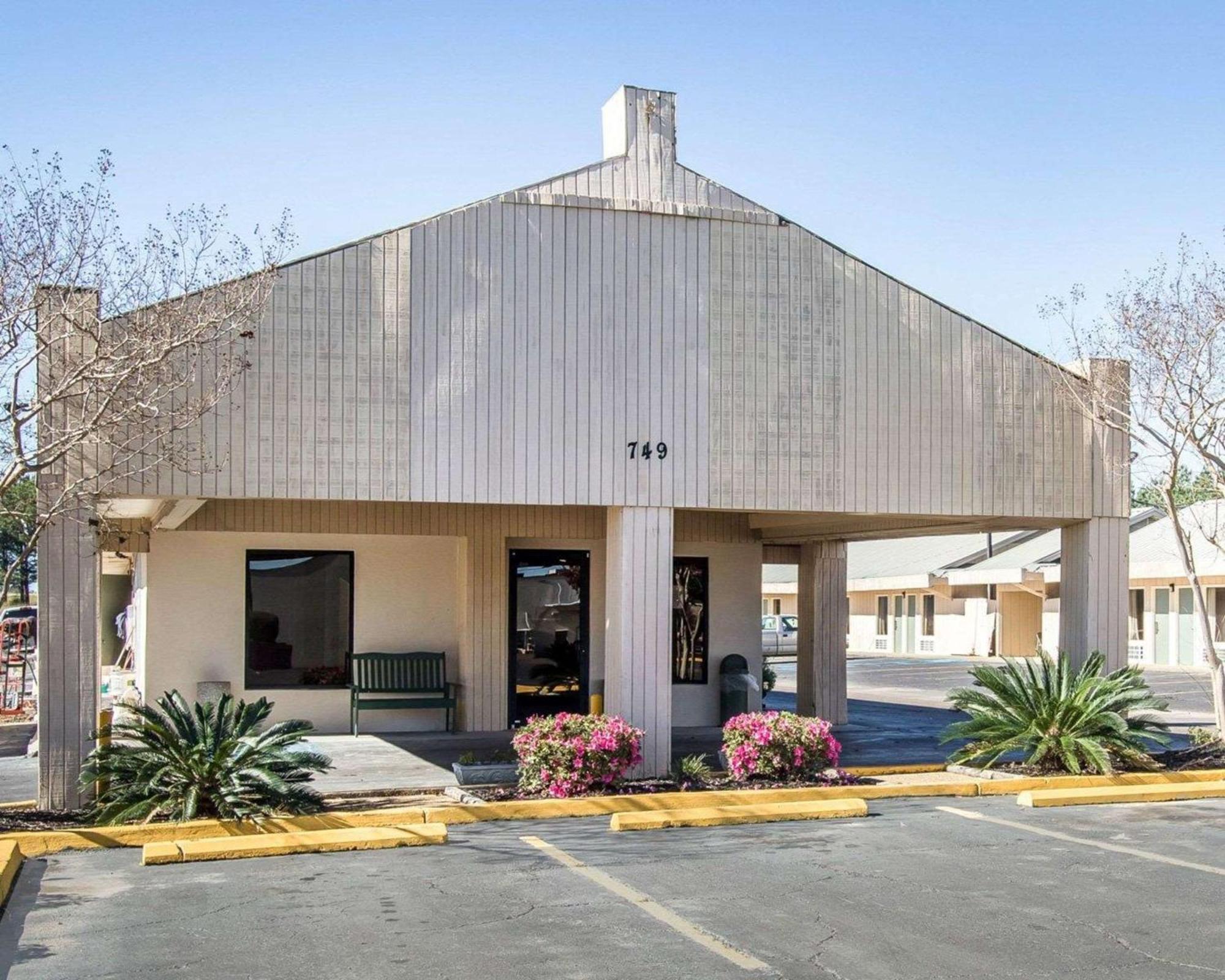 Rodeway Inn & Suites Brookhaven Exterior photo