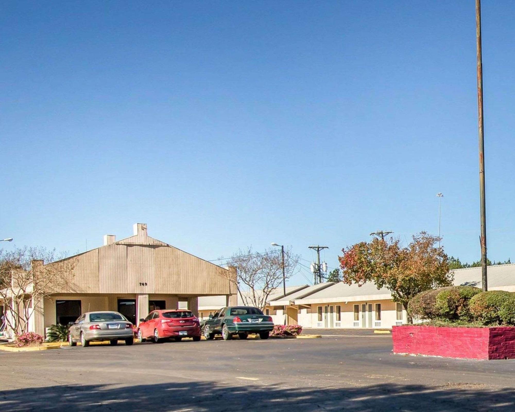 Rodeway Inn & Suites Brookhaven Exterior photo