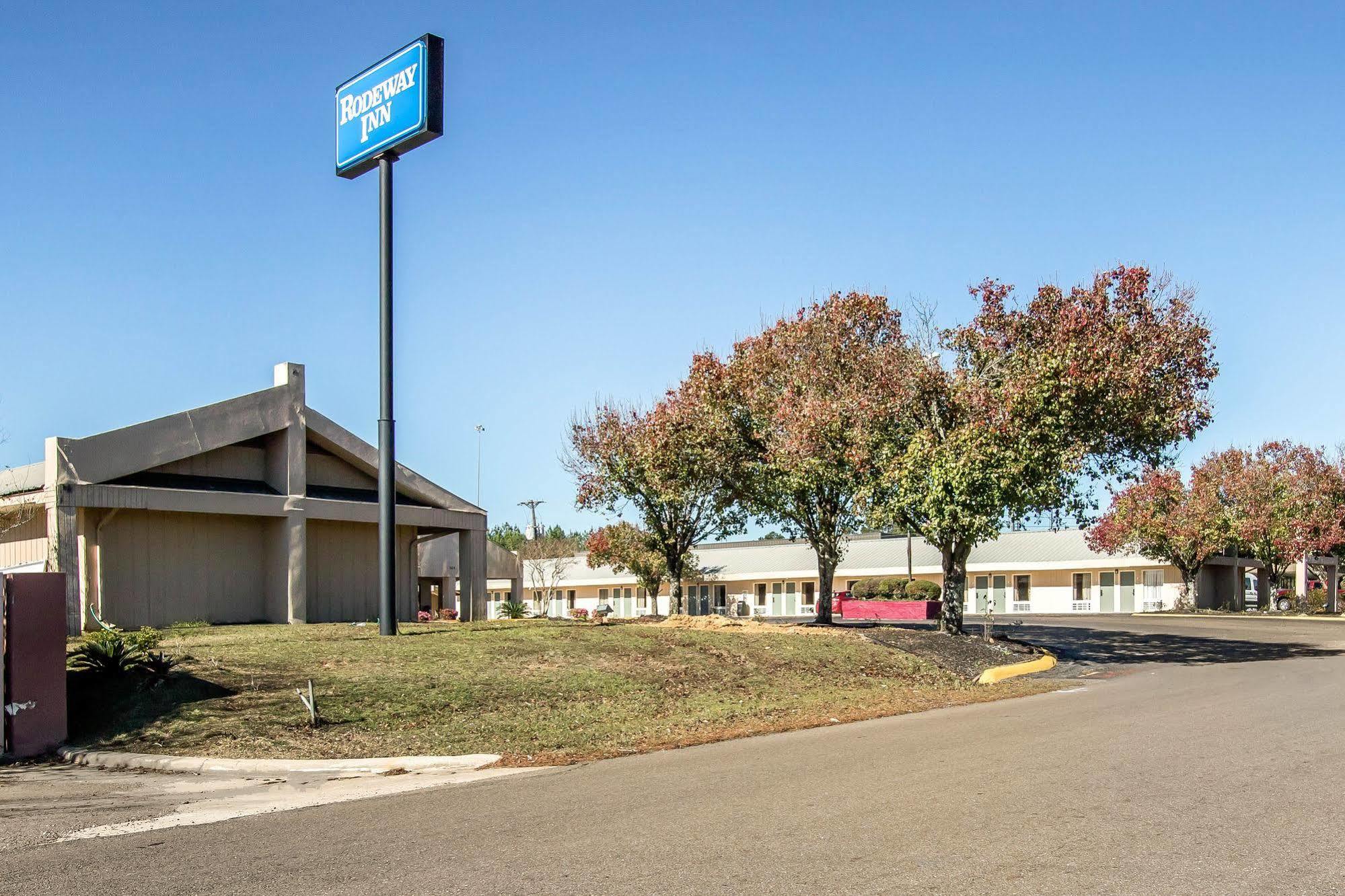 Rodeway Inn & Suites Brookhaven Exterior photo